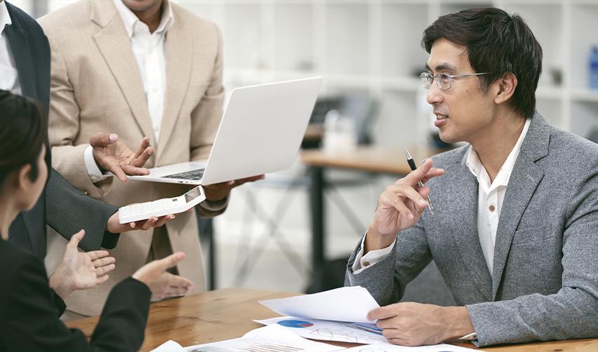 An EB5 regional center managing partner explaining the EB5 visa to a group of foreign investors.