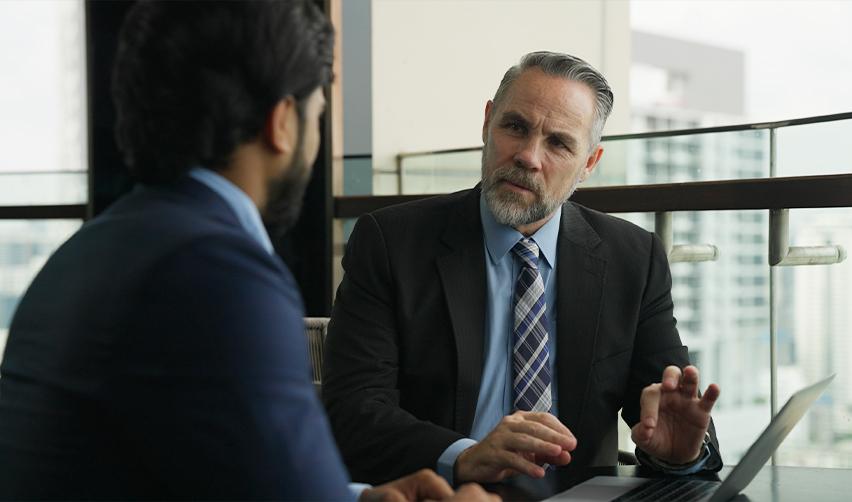An EB5 industry professional or immigration lawyer explaining EB5 visas to an alien entrepreneur.