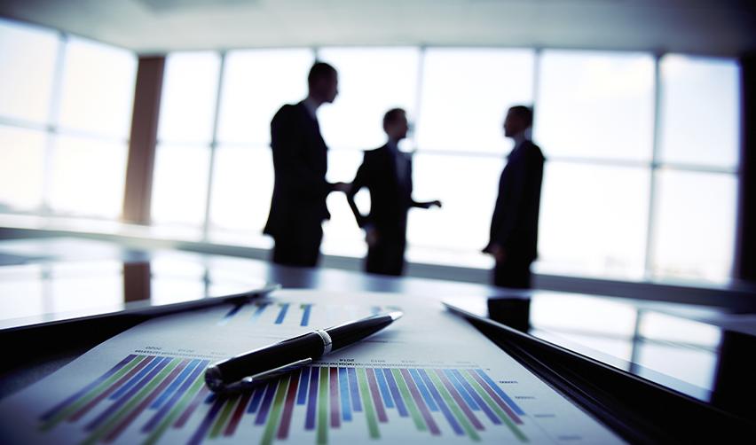 Business professionals discussing growth strategies in the US market, representing the EB5 program's role in supporting international entrepreneurs.