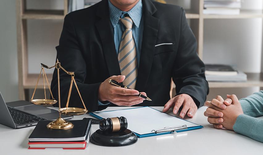 An immigration lawyer or EB5AN professional guiding an alien entrepreneur on the gold card program or EB5 permanent residence in the U.S. through a minimum investment in a targeted employment area.