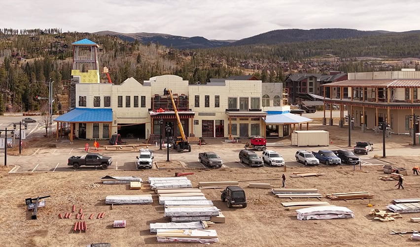 A building with lots of construction materials